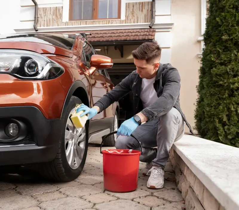 Lavage auto à domicile La Roche-l'Abeille : professionnel intervenant sur un véhicule
